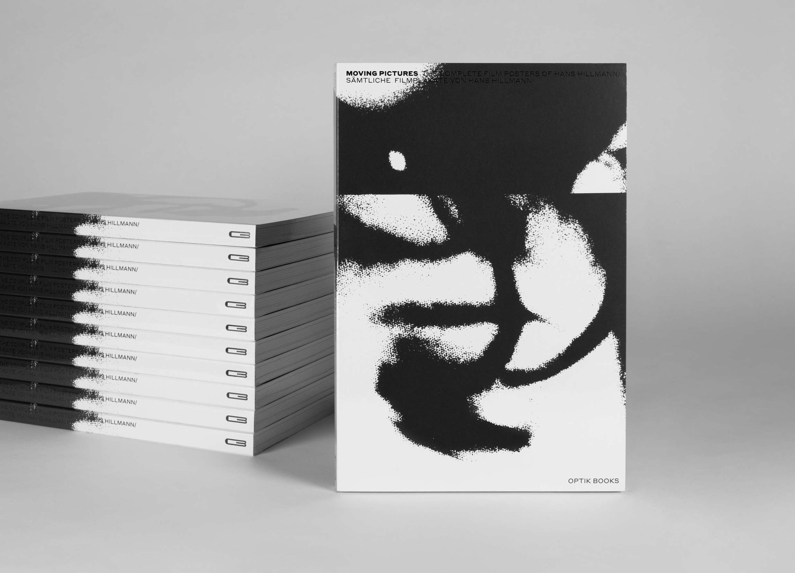 Stapel des Buchs „Moving Pictures" neben aufgestelltem Exemplar mit abstraktem Schwarz-Weiß-Cover