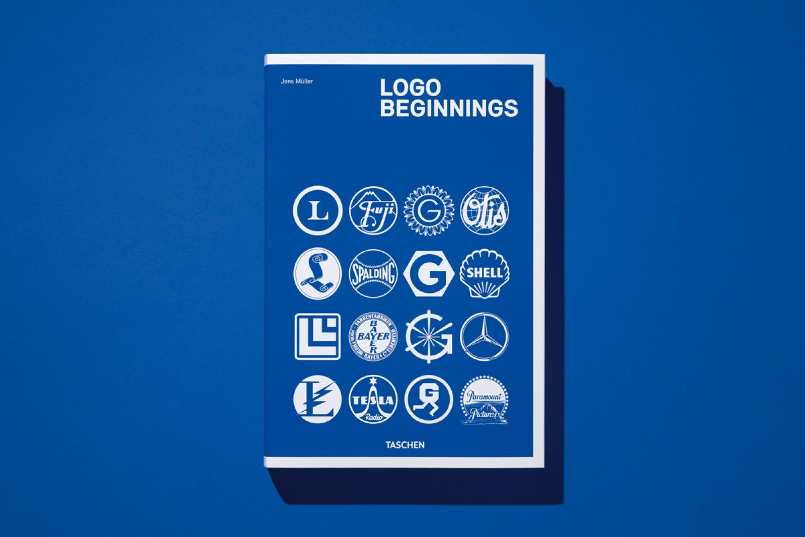 Draufsicht auf das Buch &bdquo;Logo Beginnings&ldquo; vom Verlag TASCHEN mit dem Autor Jens M&uuml;ller und Gestaltung von studio vista